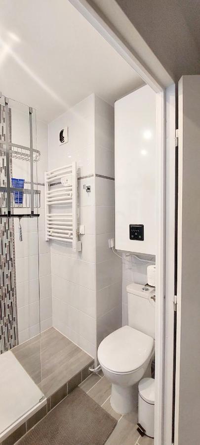 Cosy Appartement Dans Une Villa Avec Piscine, Proche Du Centre Et De La Mer كابورغ المظهر الخارجي الصورة