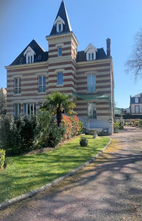 Cosy Appartement Dans Une Villa Avec Piscine, Proche Du Centre Et De La Mer كابورغ المظهر الخارجي الصورة