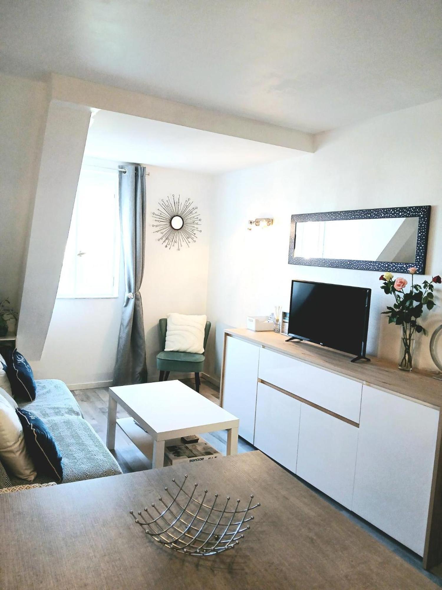 Cosy Appartement Dans Une Villa Avec Piscine, Proche Du Centre Et De La Mer كابورغ المظهر الخارجي الصورة